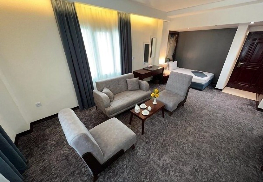 فضای نشیمن اتاق هتل سارا کیش